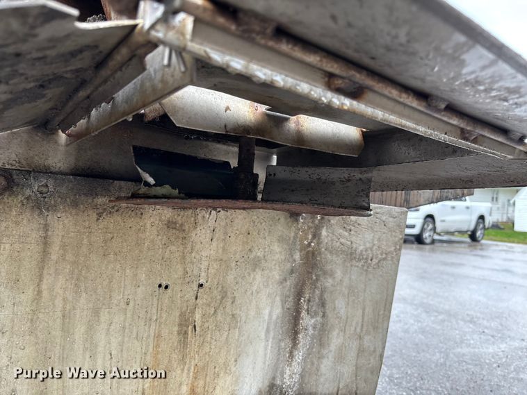 image for item FB3350 2000 Ford F350 Super Duty flatbed pickup truck