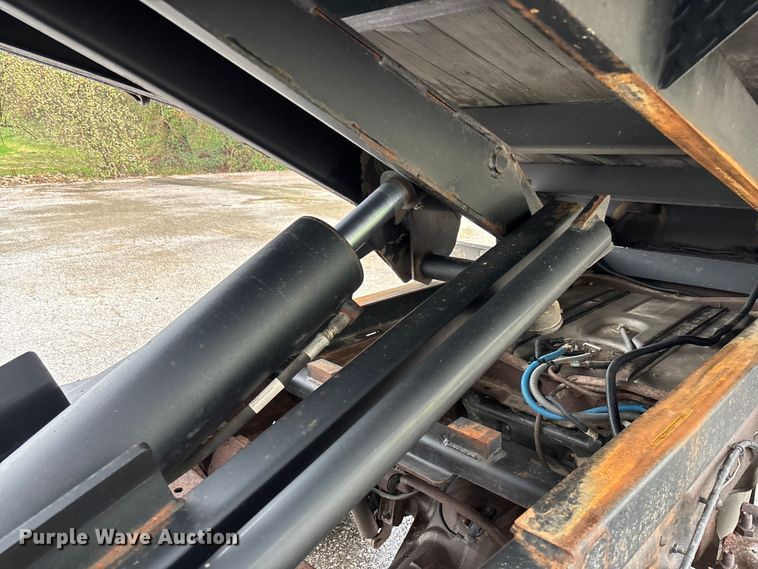 image for item FB3350 2000 Ford F350 Super Duty flatbed pickup truck