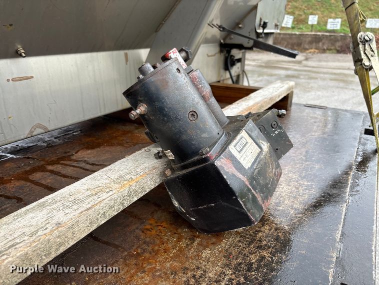 image for item FB3350 2000 Ford F350 Super Duty flatbed pickup truck