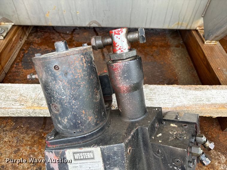 image for item FB3350 2000 Ford F350 Super Duty flatbed pickup truck