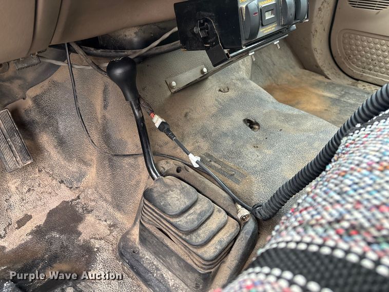 image for item FB3350 2000 Ford F350 Super Duty flatbed pickup truck