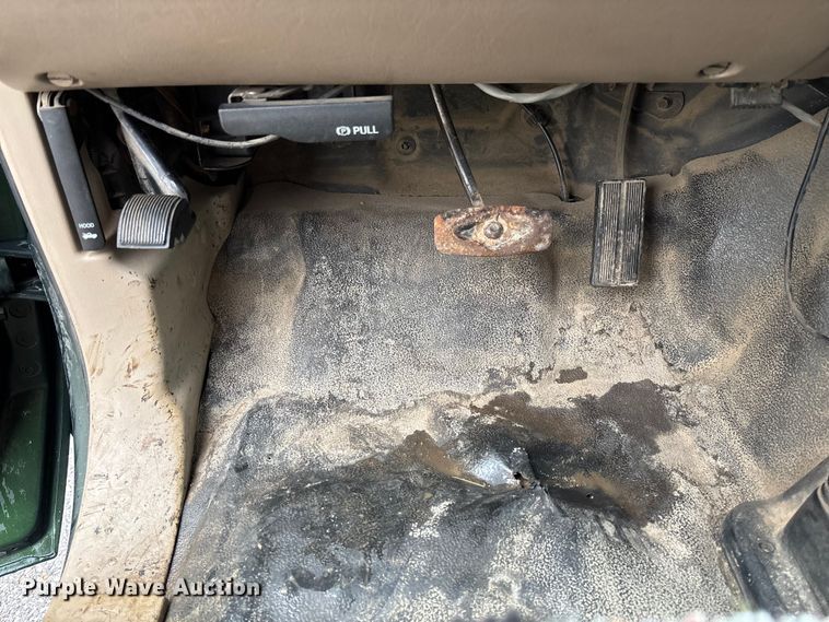 image for item FB3350 2000 Ford F350 Super Duty flatbed pickup truck