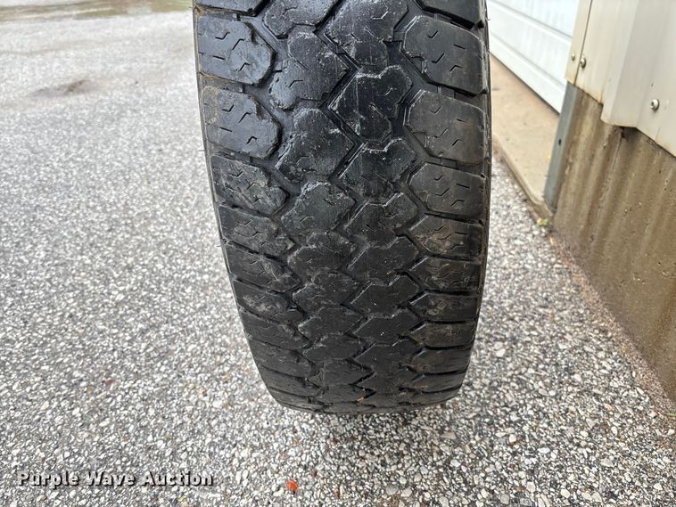 image for item FB3350 2000 Ford F350 Super Duty flatbed pickup truck