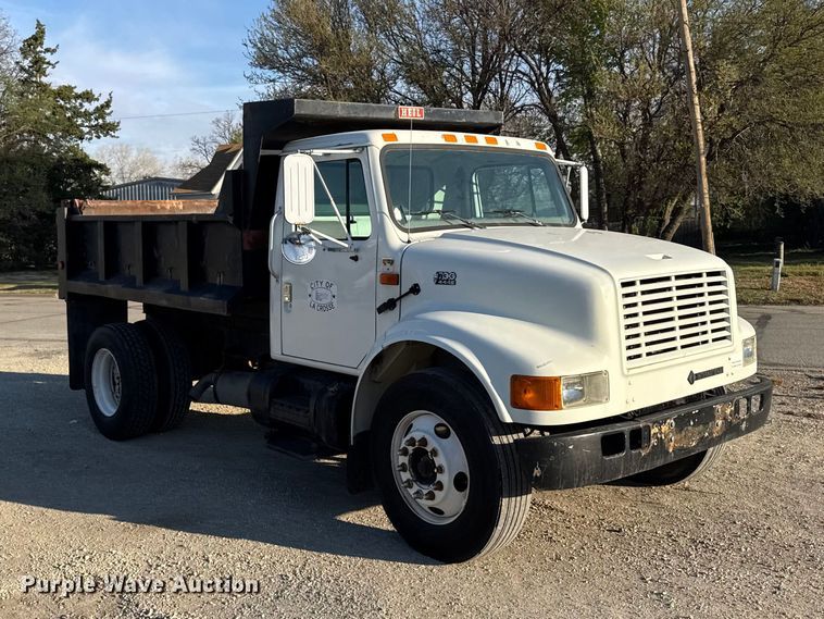 image for item FB7135 2001 International 4700 dump truck