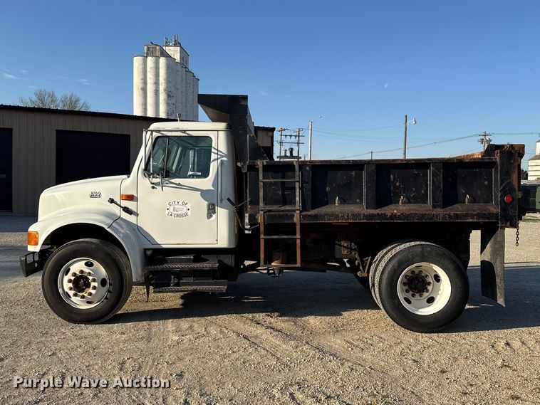 image for item FB7135 2001 International 4700 dump truck