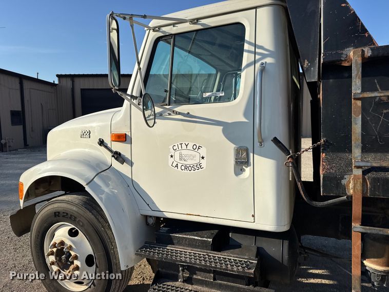 image for item FB7135 2001 International 4700 dump truck