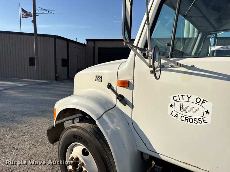 image for item FB7135 2001 International 4700 dump truck