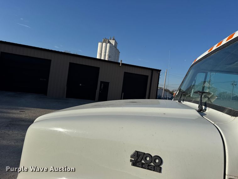 image for item FB7135 2001 International 4700 dump truck