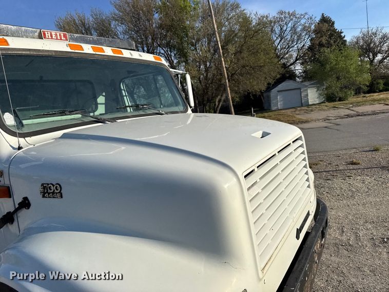 image for item FB7135 2001 International 4700 dump truck