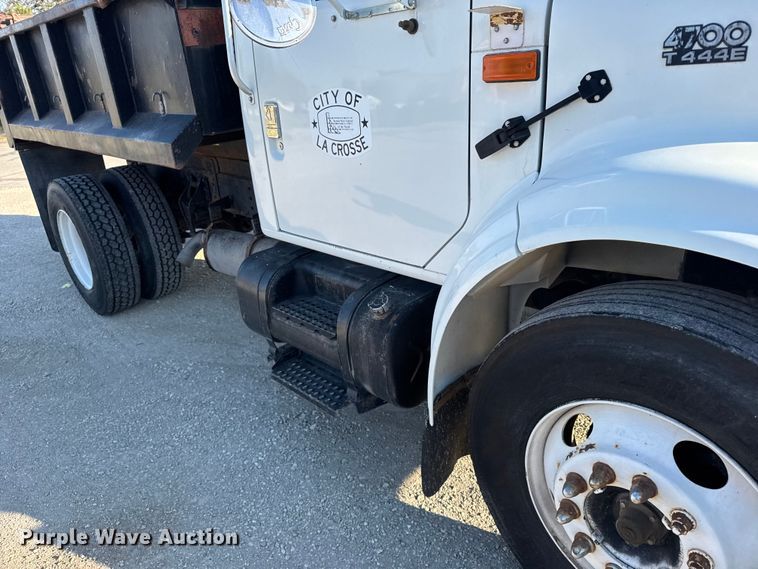 image for item FB7135 2001 International 4700 dump truck