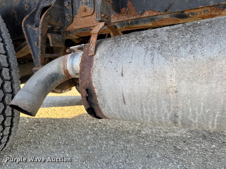 image for item FB7135 2001 International 4700 dump truck