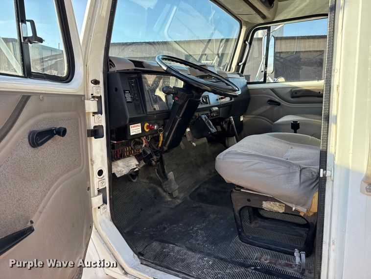 image for item FB7135 2001 International 4700 dump truck