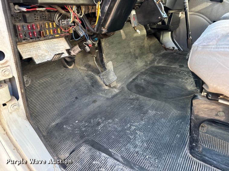 image for item FB7135 2001 International 4700 dump truck