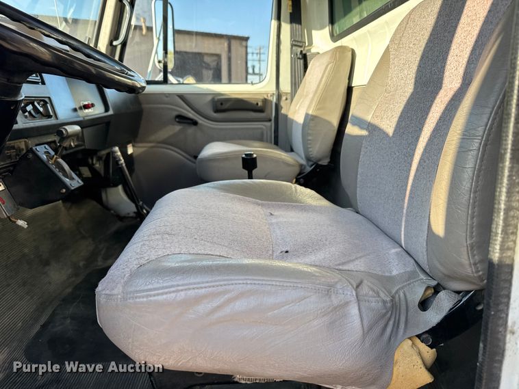 image for item FB7135 2001 International 4700 dump truck