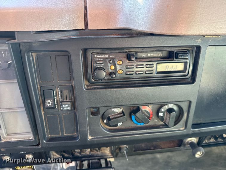 image for item FB7135 2001 International 4700 dump truck