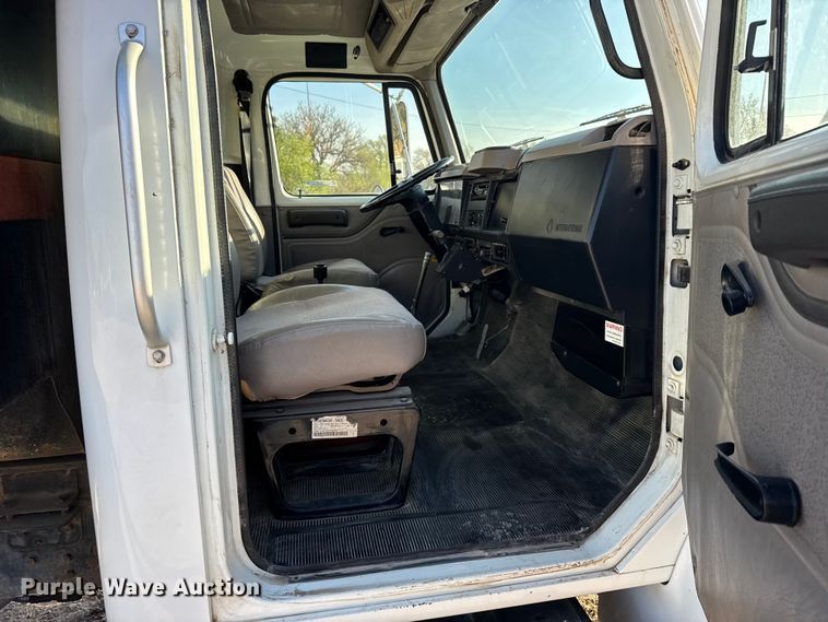 image for item FB7135 2001 International 4700 dump truck