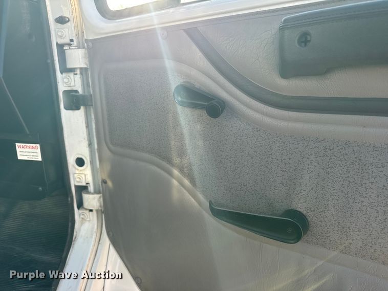 image for item FB7135 2001 International 4700 dump truck