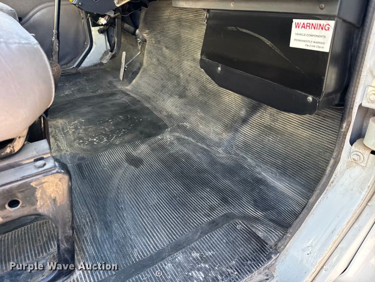 image for item FB7135 2001 International 4700 dump truck