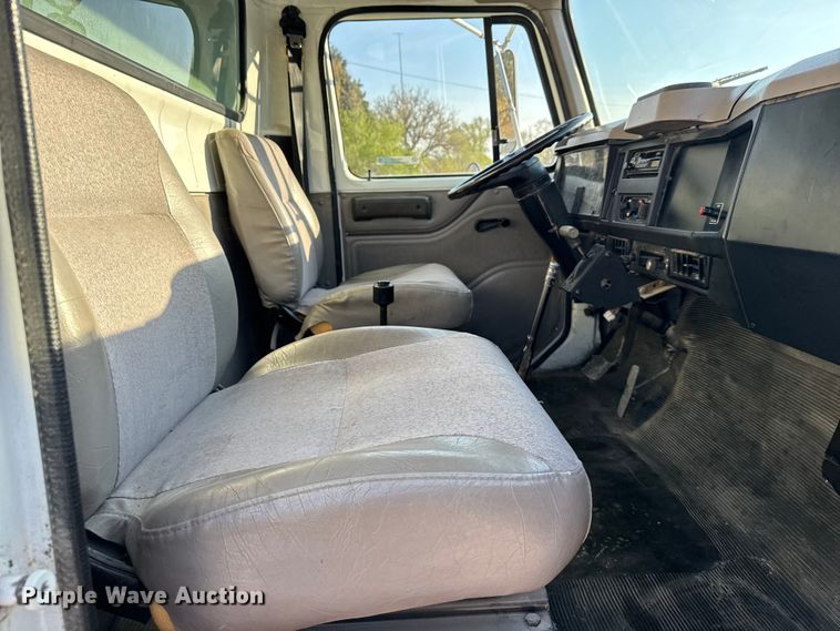 image for item FB7135 2001 International 4700 dump truck