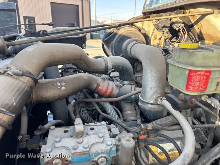 image for item FB7135 2001 International 4700 dump truck