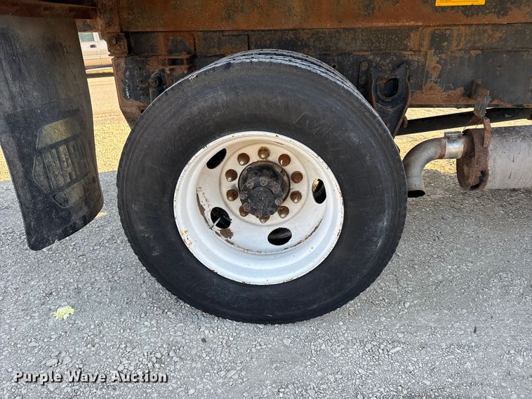 image for item FB7135 2001 International 4700 dump truck