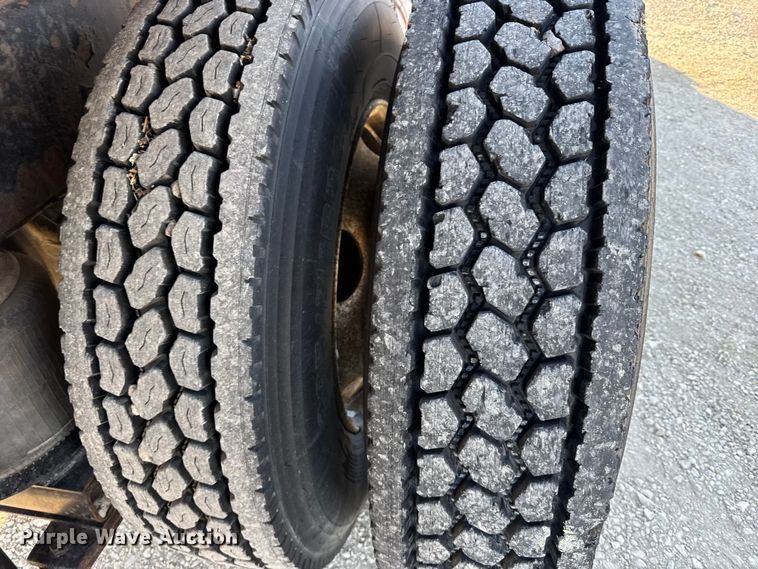 image for item FB7135 2001 International 4700 dump truck