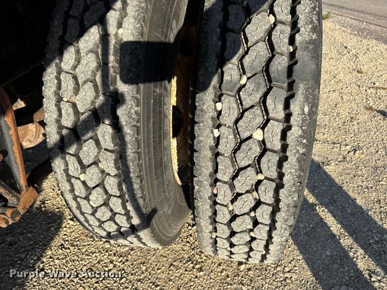 image for item FB7135 2001 International 4700 dump truck