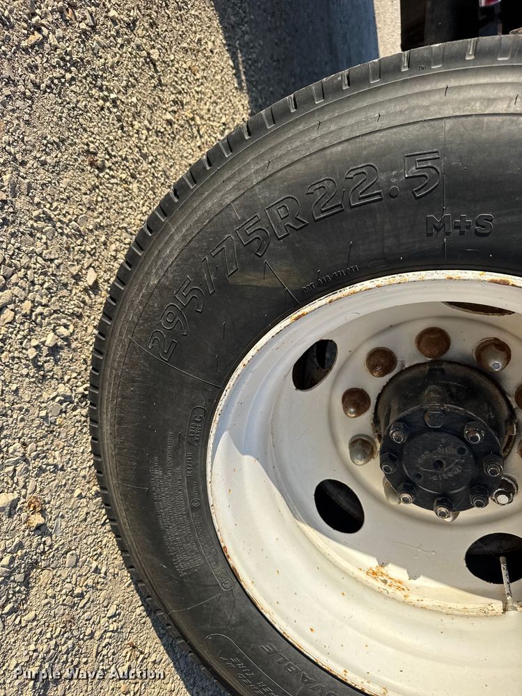 image for item FB7135 2001 International 4700 dump truck