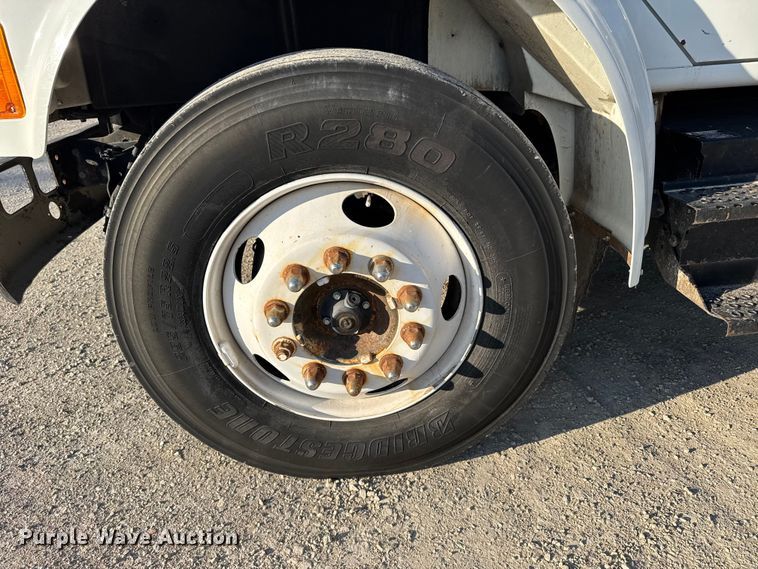 image for item FB7135 2001 International 4700 dump truck