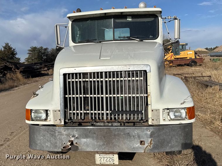 image for item FB7148 1994 International 9400 semi truck