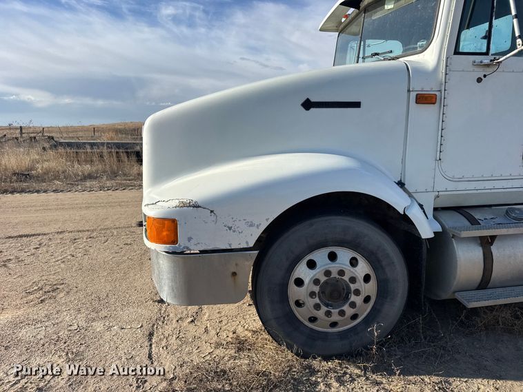 image for item FB7148 1994 International 9400 semi truck