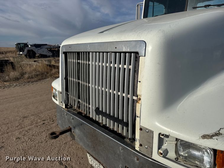 image for item FB7148 1994 International 9400 semi truck