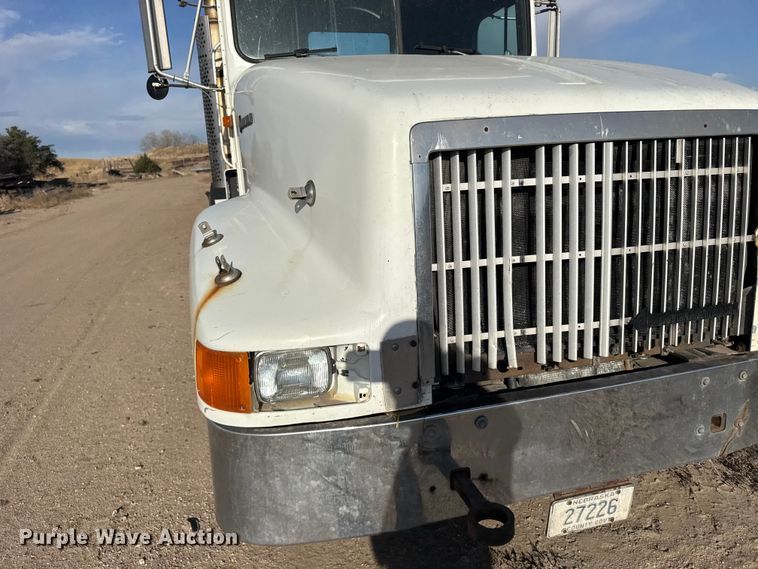 image for item FB7148 1994 International 9400 semi truck