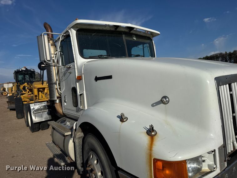 image for item FB7148 1994 International 9400 semi truck