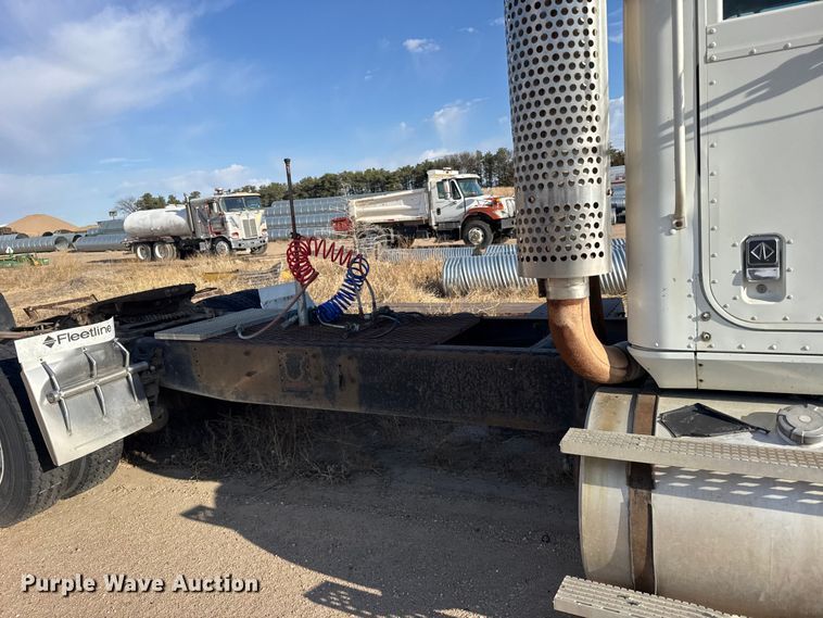 image for item FB7148 1994 International 9400 semi truck