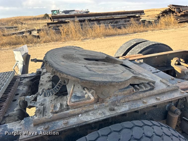 image for item FB7148 1994 International 9400 semi truck