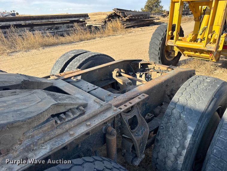 image for item FB7148 1994 International 9400 semi truck