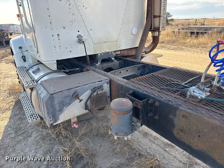image for item FB7148 1994 International 9400 semi truck