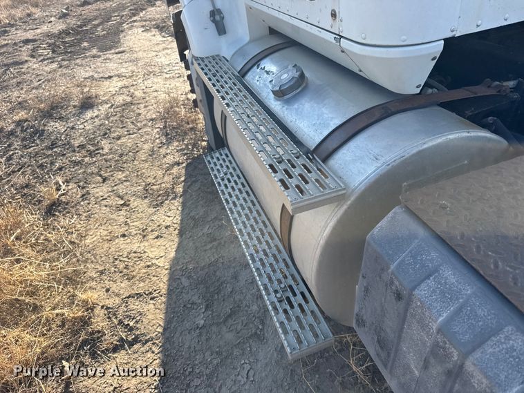 image for item FB7148 1994 International 9400 semi truck