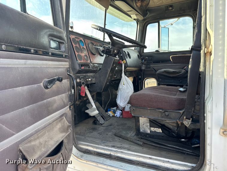 image for item FB7148 1994 International 9400 semi truck