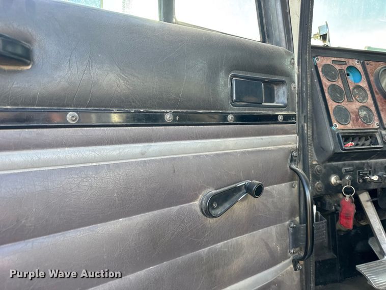 image for item FB7148 1994 International 9400 semi truck