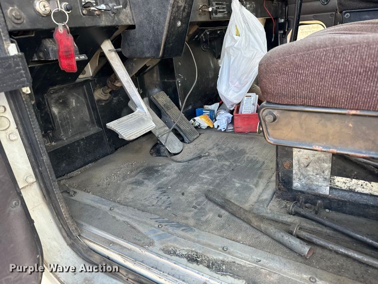 image for item FB7148 1994 International 9400 semi truck