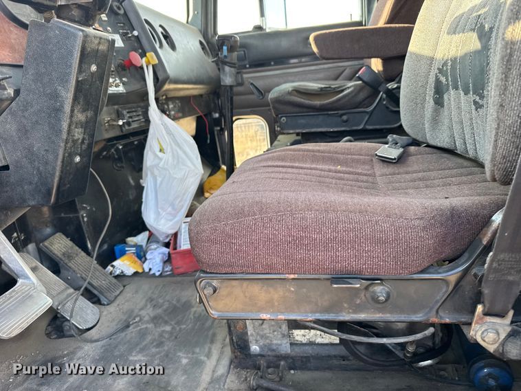 image for item FB7148 1994 International 9400 semi truck