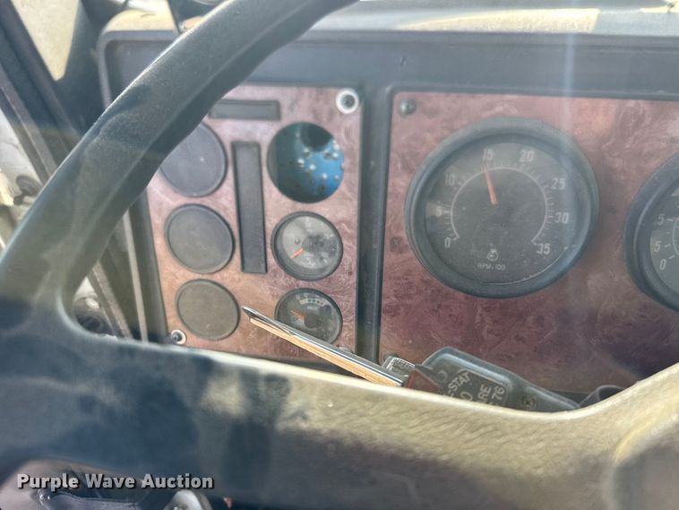 image for item FB7148 1994 International 9400 semi truck