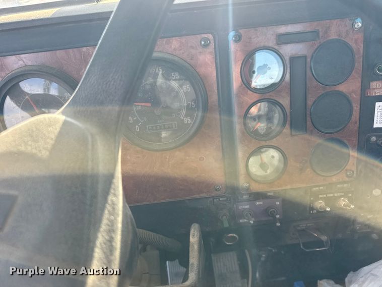 image for item FB7148 1994 International 9400 semi truck