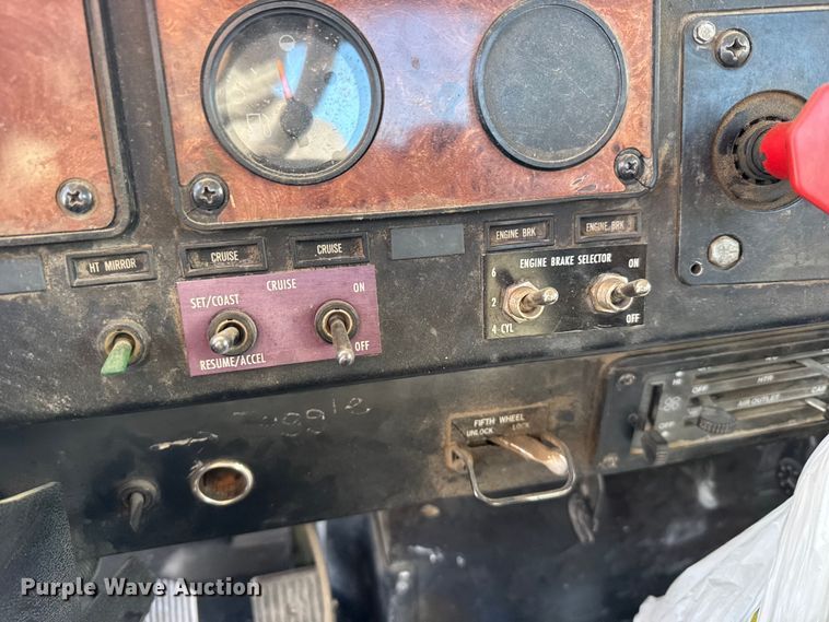 image for item FB7148 1994 International 9400 semi truck