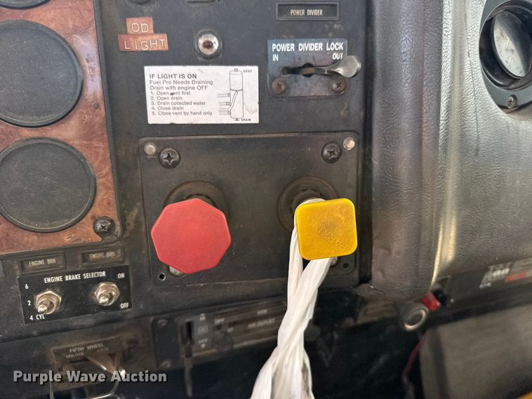 image for item FB7148 1994 International 9400 semi truck