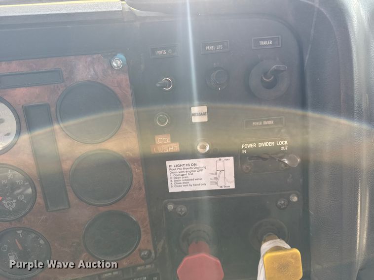 image for item FB7148 1994 International 9400 semi truck