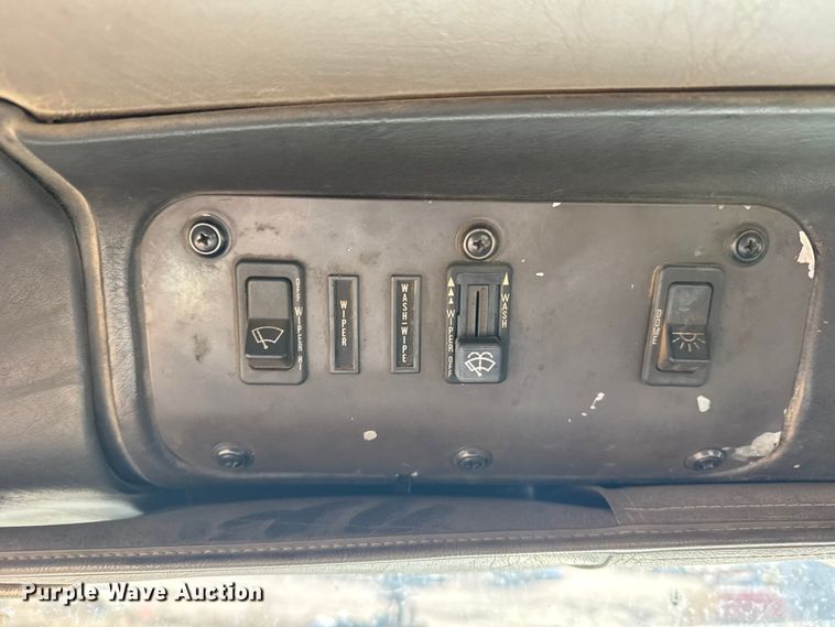 image for item FB7148 1994 International 9400 semi truck