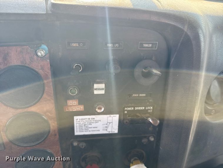 image for item FB7148 1994 International 9400 semi truck
